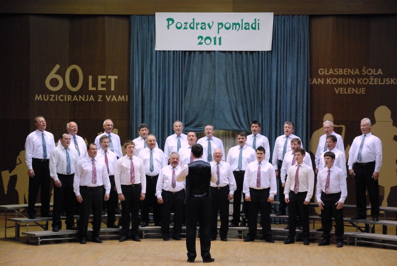 Moški pevski zbor Franc Klančnik na odru prireditve Pozdrav pomladi 2011